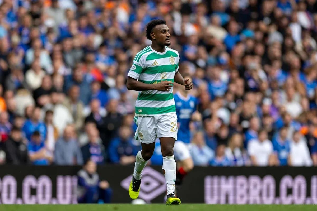 Jugador de Celtic corriendo en el campo durante partido