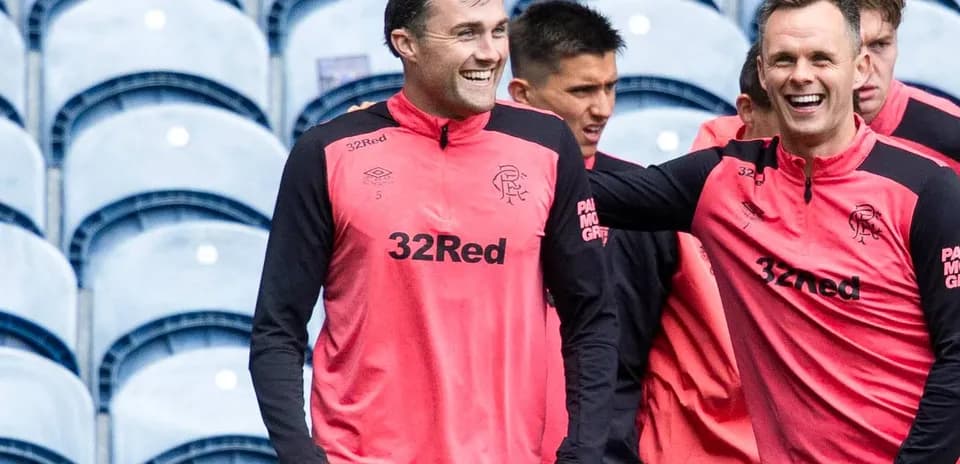 Jugadores de Rangers entrenando y sonriendo en campo