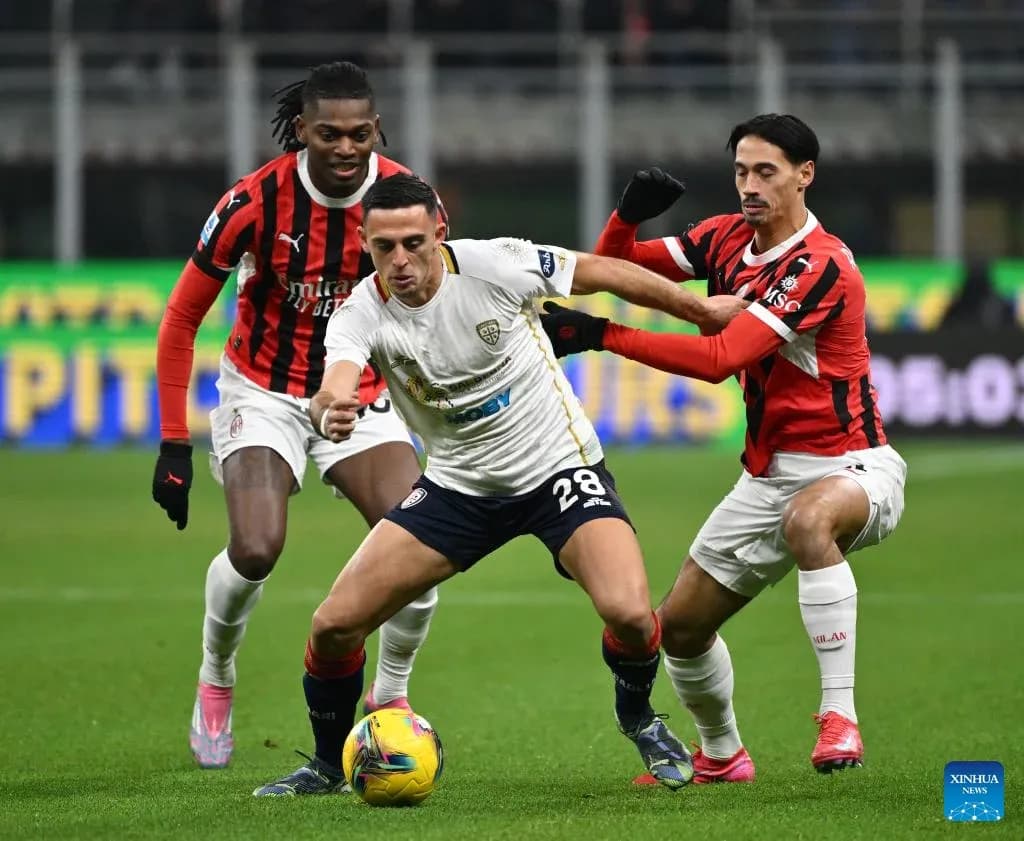 Jugadores de AC Milan y Cagliari disputando el balón Jugadores de AC Milan y Cagliari disputando el balón