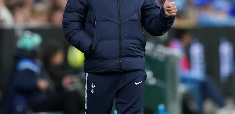 Entrenador de Tottenham caminando en la banda