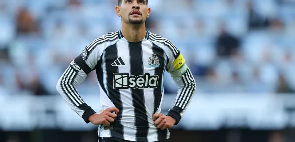 Jugador de Newcastle con cinta de capitán en el campo