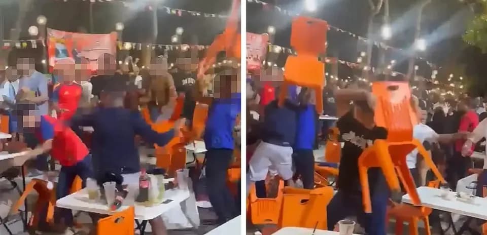 Personas lanzando sillas en un evento deportivo