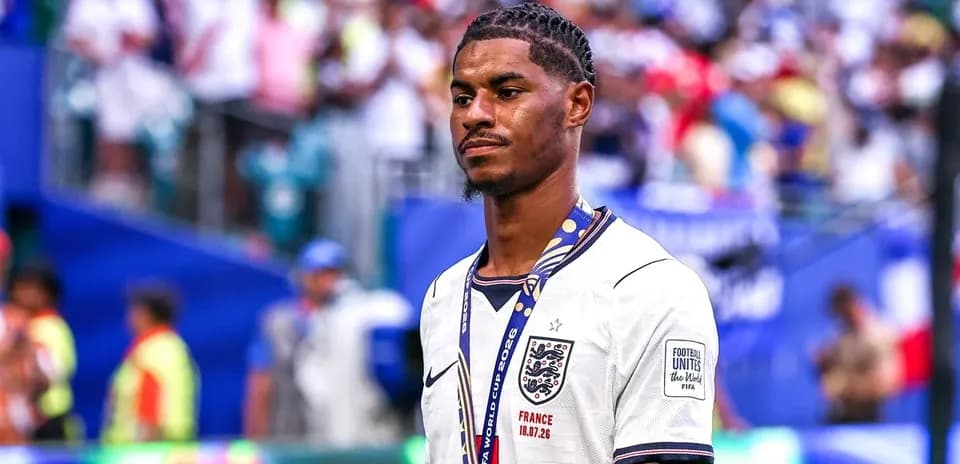 Jugador de Inglaterra con medalla en el podio