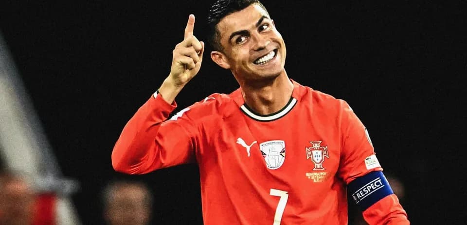 Cristiano Ronaldo celebrando con su dedo levantado