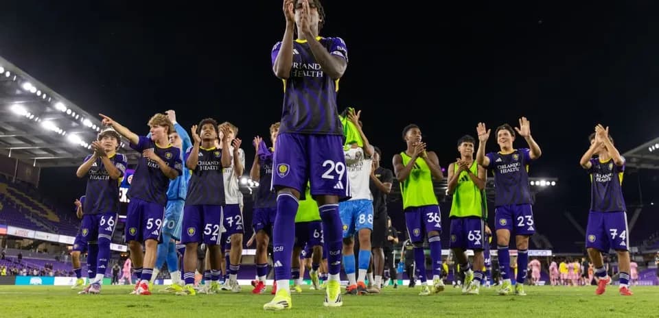 Jugadores de Orlando City II aplaudiendo después del partido