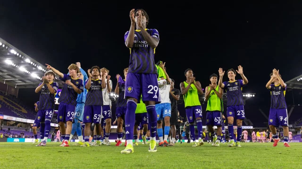 Jugadores de Orlando City II aplaudiendo después del partido
