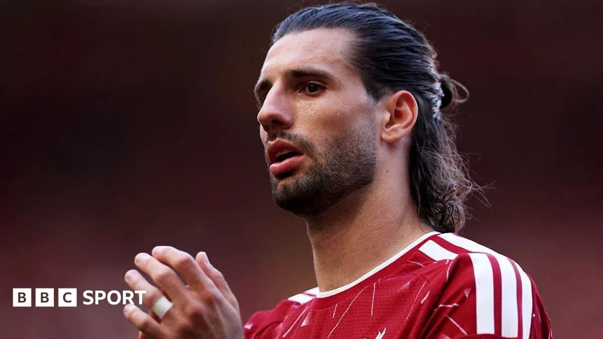 Jugador con camiseta roja en el campo