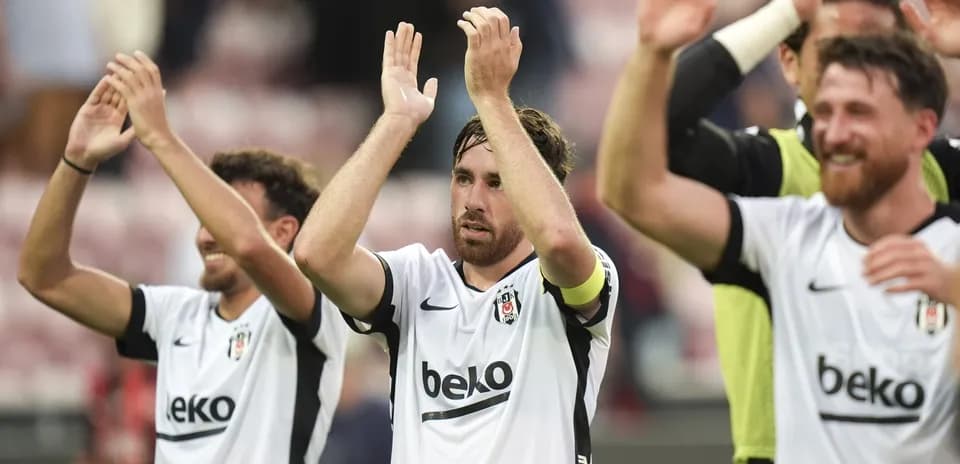 Jugadores de Beşiktaş aplaudiendo tras el partido