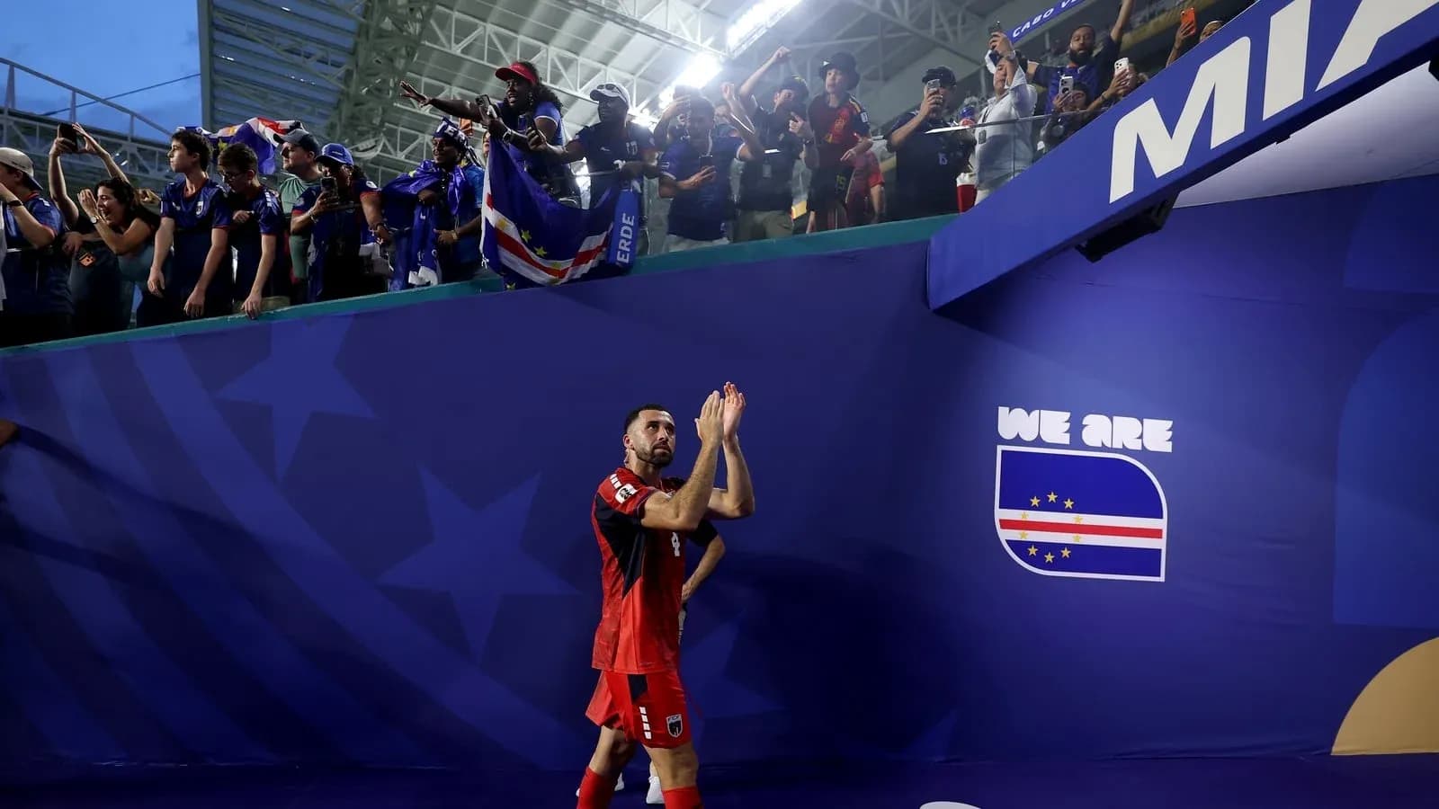 Jugador aplaudiendo a los aficionados en el estadio