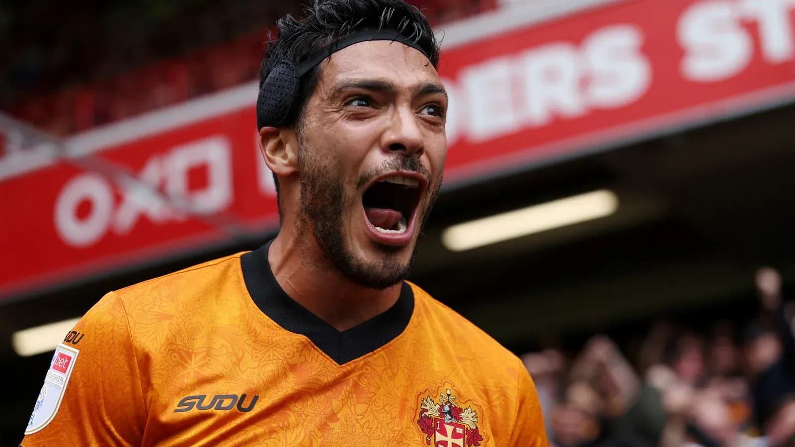 Jugador celebrando con entusiasmo en el estadio