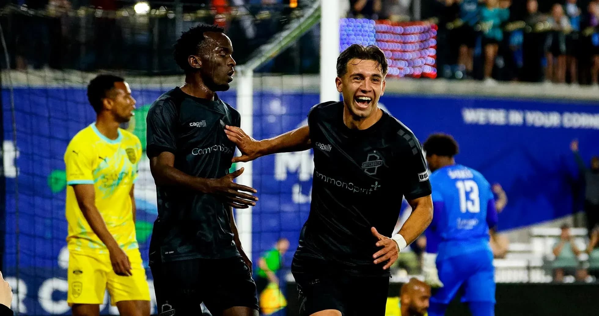 Jugadores celebrando un gol en el partido