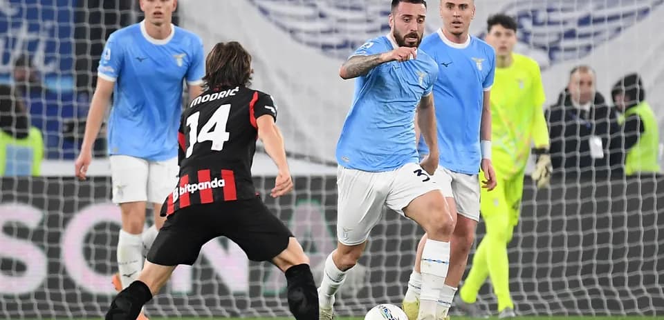 Lazio atacando contra AC Milan en Serie A