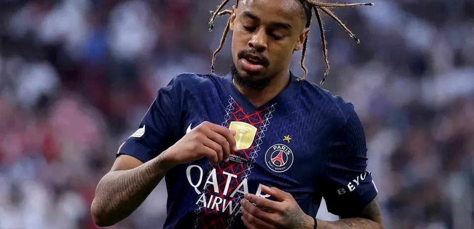 Jugador de PSG mostrando medalla tras partido