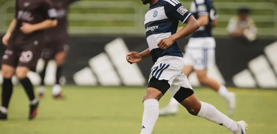 Jugador corriendo con el balón en el partido