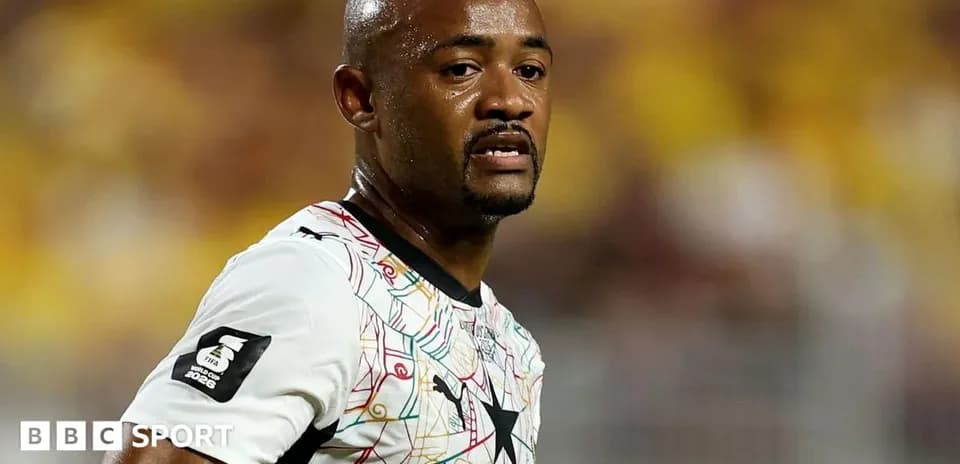Jugador de Ghana en partido con camiseta blanca