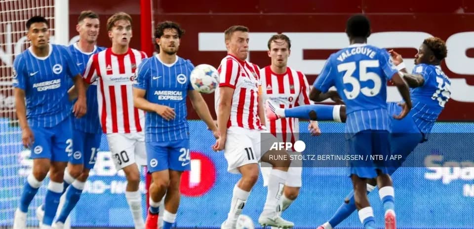 Jugadores de Brighton y Brentford en acción durante el partido