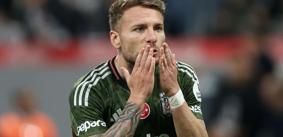 Jugador de Beşiktaş saludando a la afición