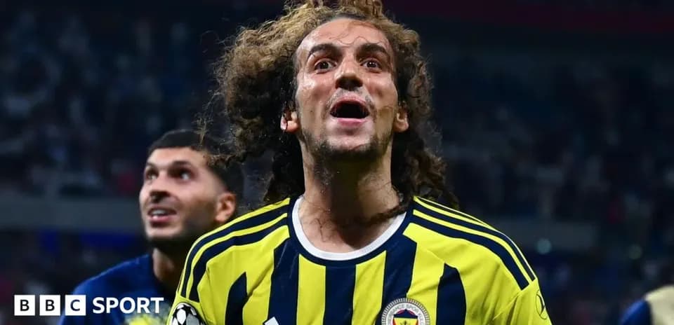 Jugador de Fenerbahçe celebrando un gol en el partido