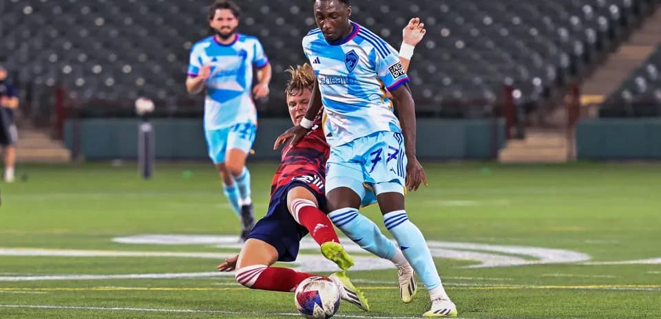Jugador de Colorado Rapids II derribando a oponente