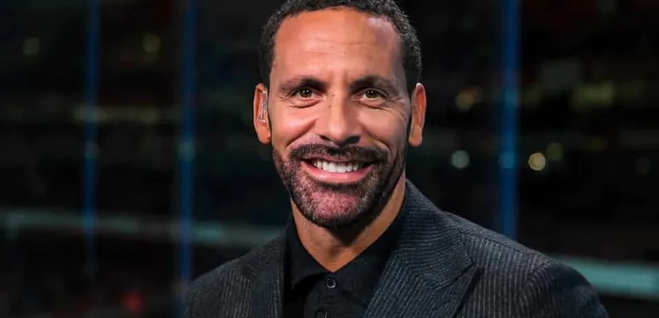 Hombre sonriendo en un estudio de televisión