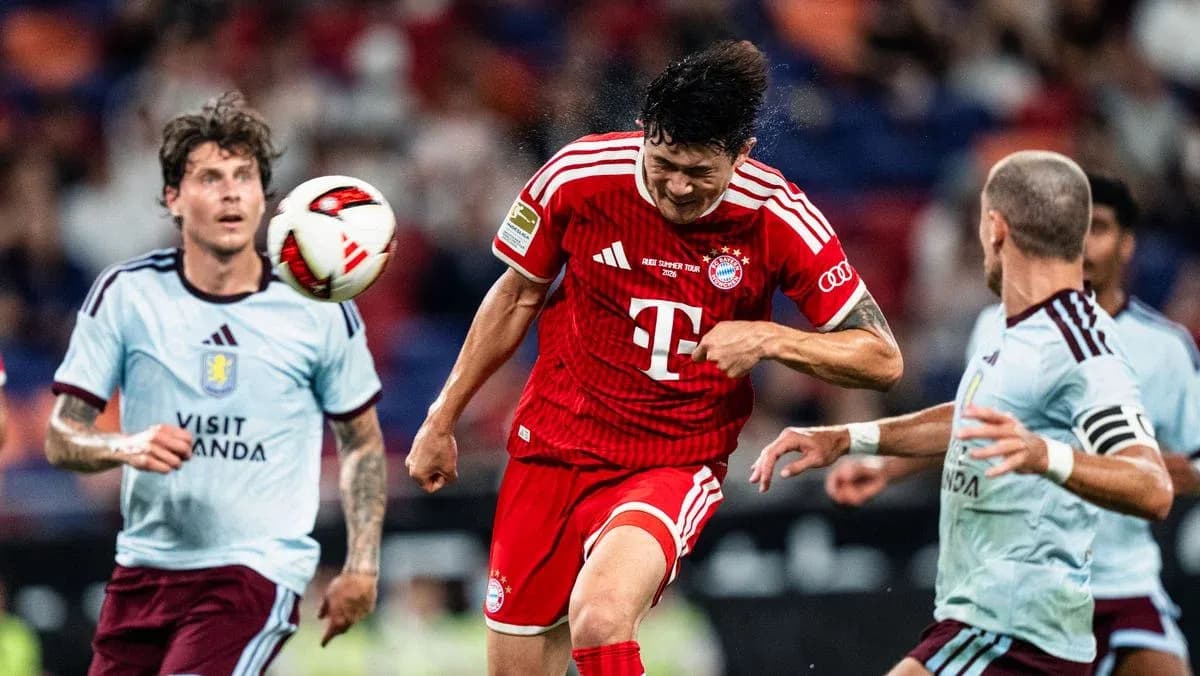 Jugador de Bayern Munich cabeceando el balón en partido