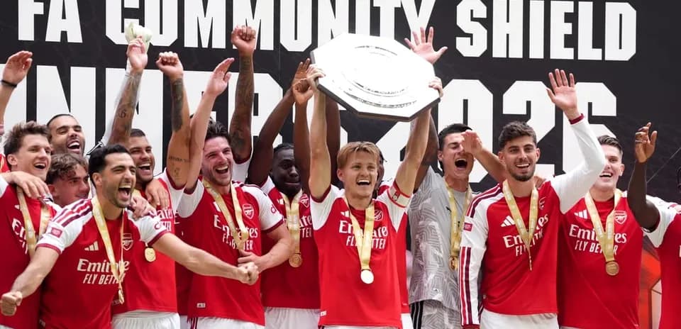 Jugadores del Arsenal celebrando la victoria con trofeo
