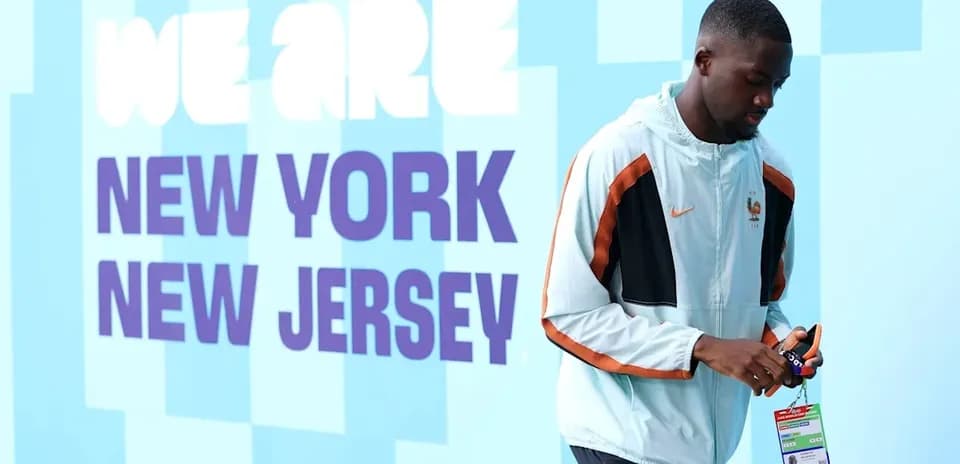 Jugador caminando junto a mural de New York y New Jersey