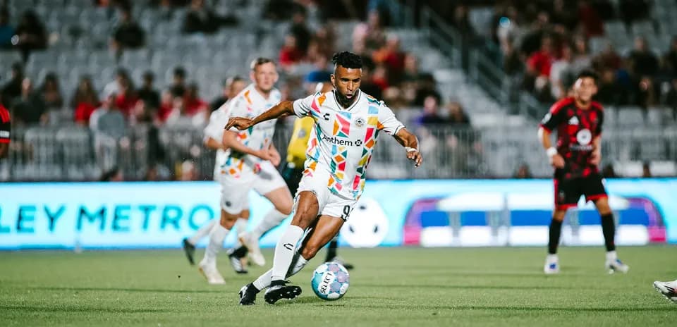 Jugador de Phoenix Rising controlando el balón