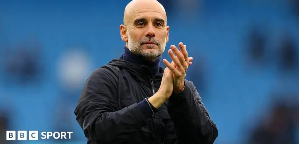 Entrenador aplaudiendo en el estadio