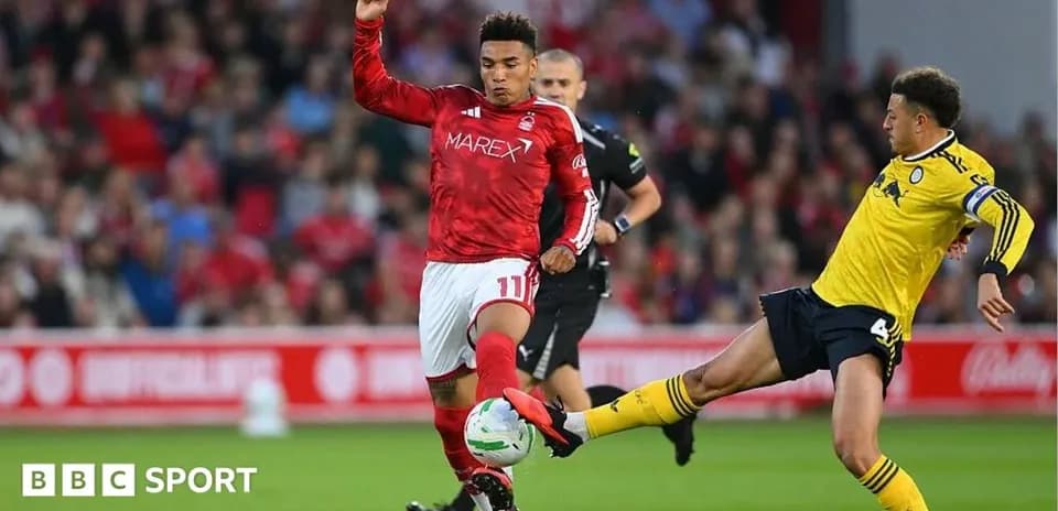 Jugador del Nottingham Forest en acción contra oponente