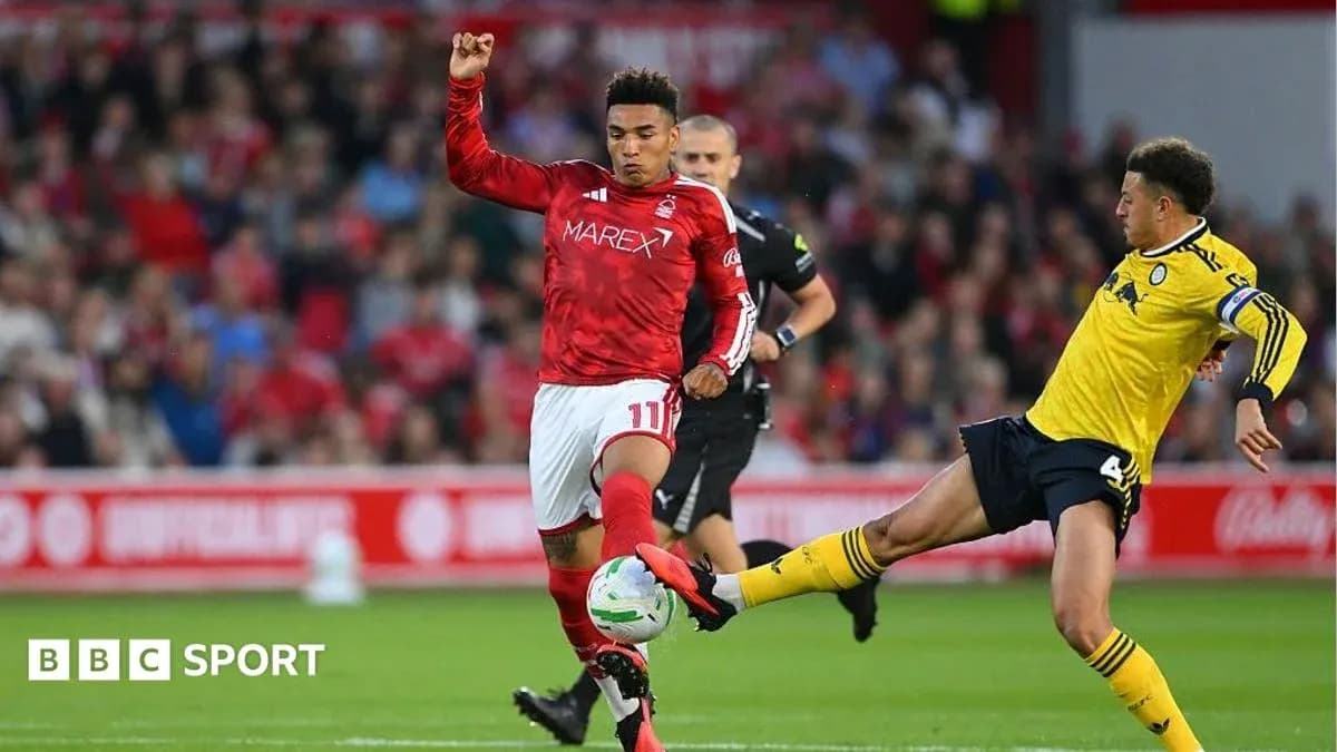 Jugador del Nottingham Forest en acción contra oponente
