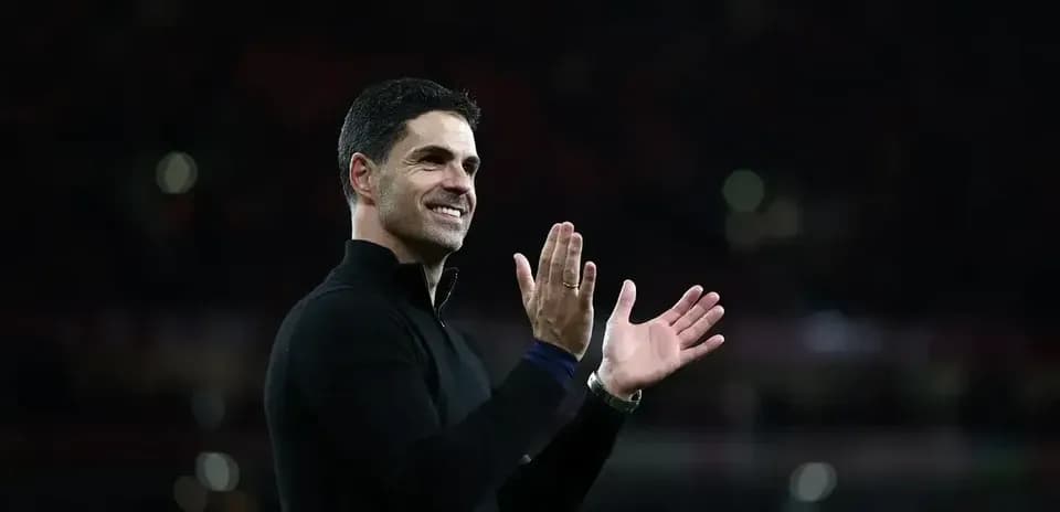 Entrenador aplaudiendo en el estadio durante el partido
