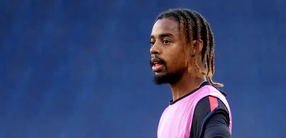 Jugador en calentamiento con camiseta de entrenamiento