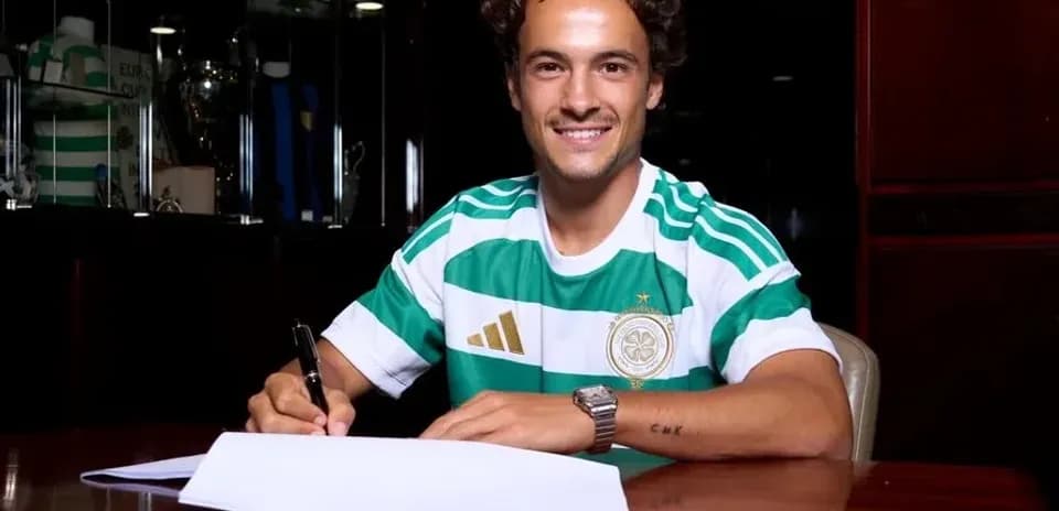 Jugador firmando contrato en camiseta de Celtic