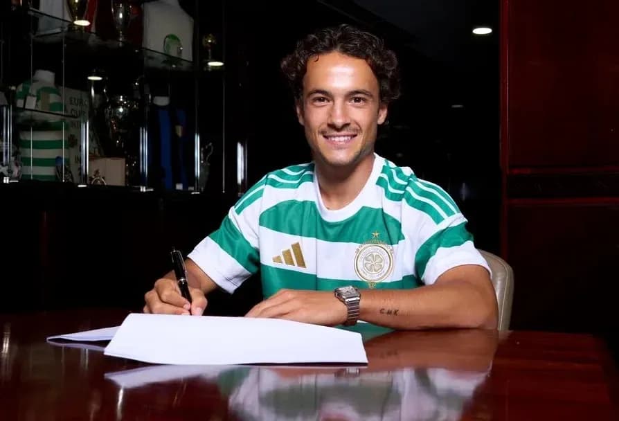 Jugador firmando contrato en camiseta de Celtic Jugador firmando contrato en camiseta de Celtic