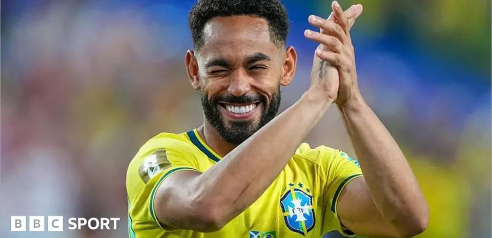 Jugador brasileño aplaudiendo en el campo de juego