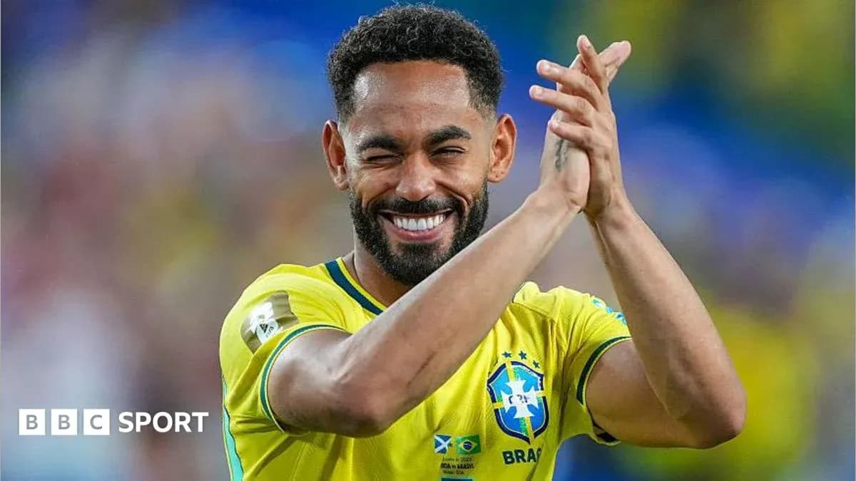 Jugador brasileño aplaudiendo en el campo de juego