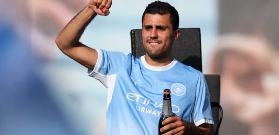 Jugador levantando el puño y sosteniendo champán