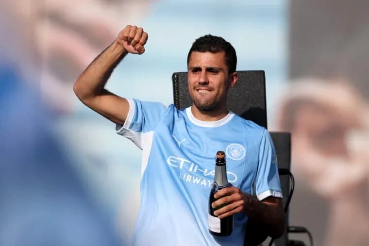 Jugador levantando el puño y sosteniendo champán
