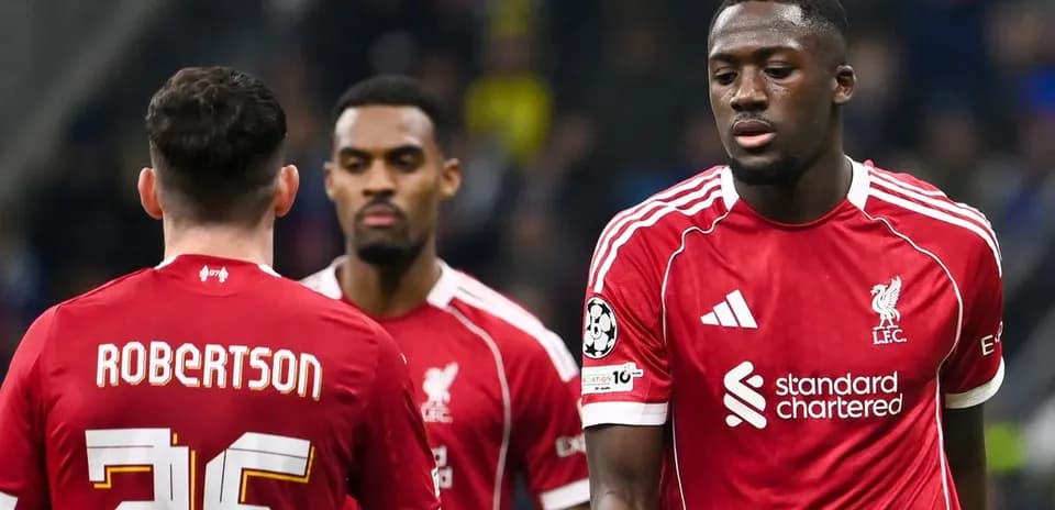 Jugadores de Liverpool en el campo durante el partido