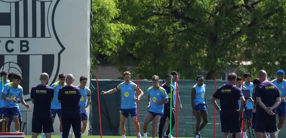 Equipo entrenando en la cancha del FC Barcelona