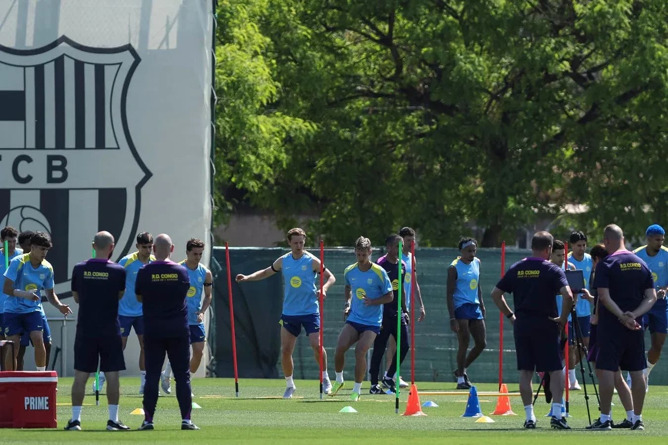 Equipo entrenando en la cancha del FC Barcelona