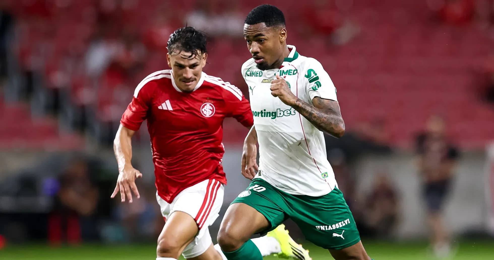 Jugador del Palmeiras corriendo con el balón contra rival