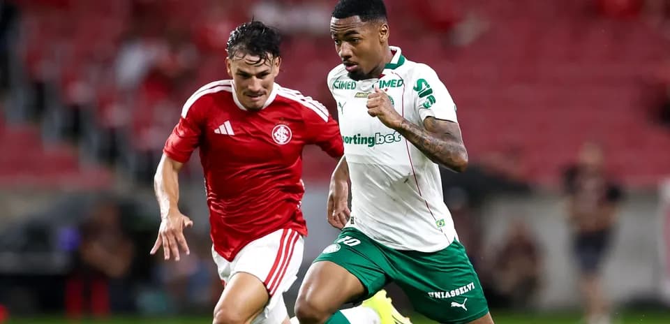 Jugador del Palmeiras corriendo con el balón contra rival