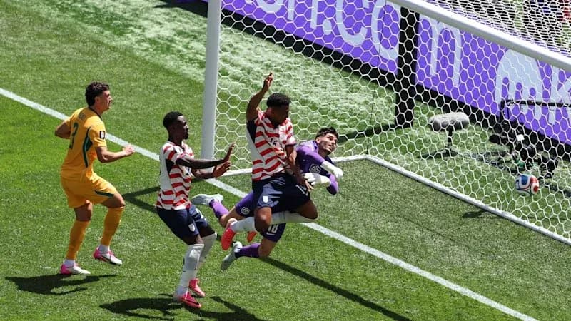Jugadores compiten por el balón frente a la portería