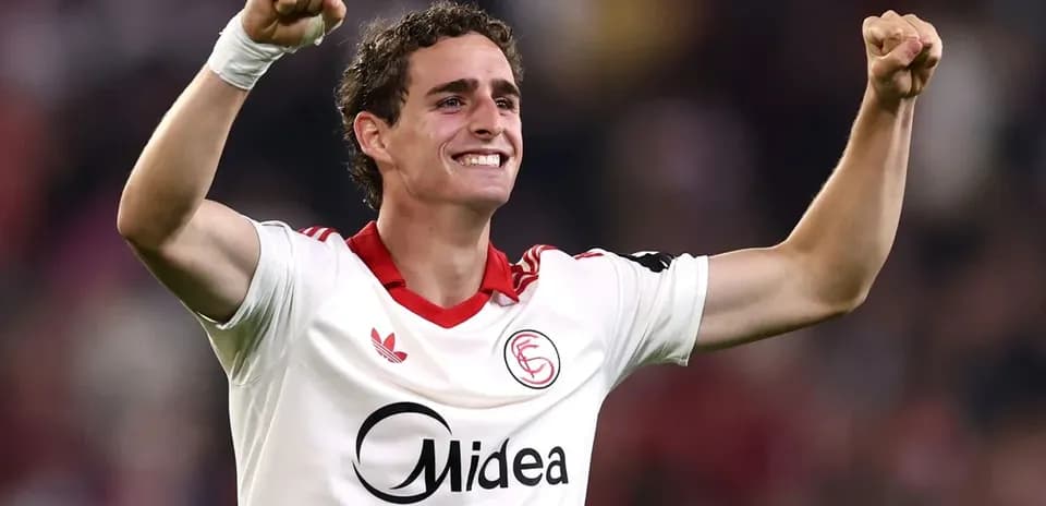 Jugador del Sevilla celebrando un gol