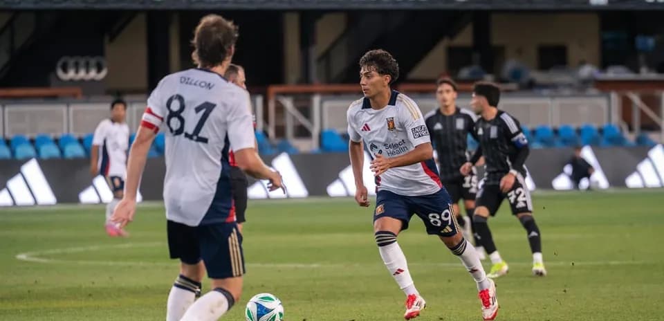 Dos jugadores compitiendo en un partido de fútbol