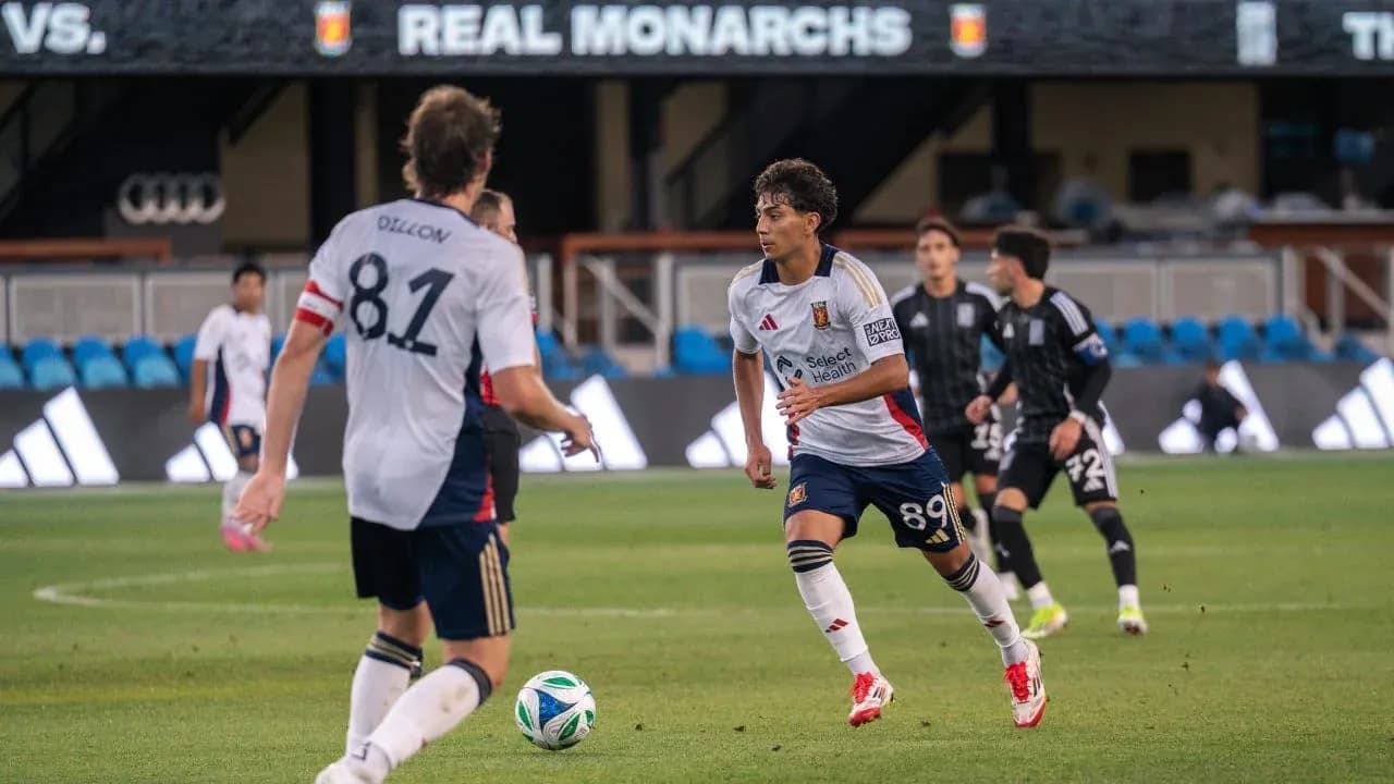 Dos jugadores compitiendo en un partido de fútbol