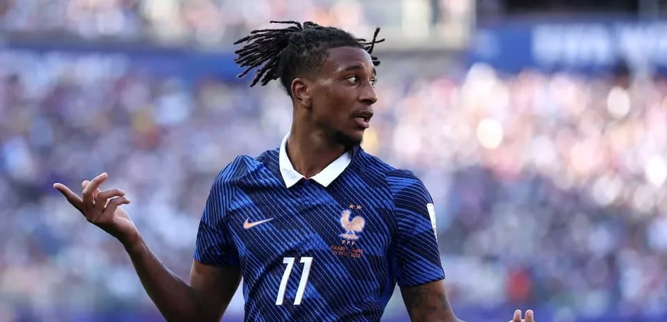 Jugador de Francia con camiseta número 11 en el campo