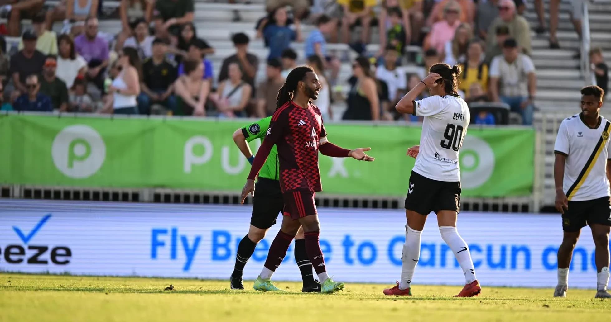 Jugadores discutiendo en el partido de fútbol